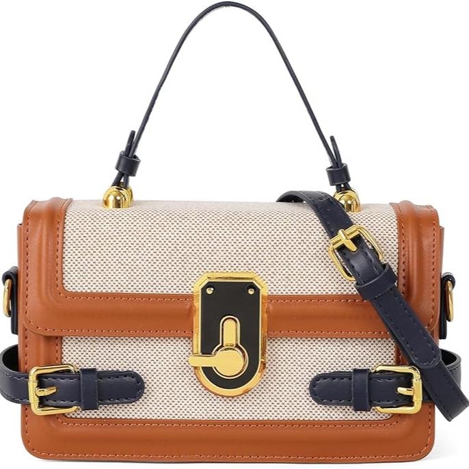 Borsa a tracolla in pelle marrone e tessuto beige, dettagli dorati, chiusura a fibbia, manico superiore, stile elegante e moderno.
