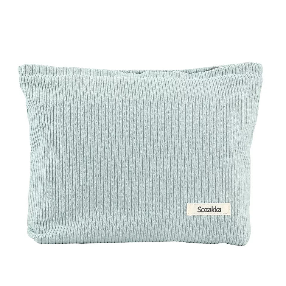 Cuscino rettangolare in tessuto a coste azzurro, etichetta Sozaka. Design moderno, ideale per arredamento soggiorno o camera da letto.
