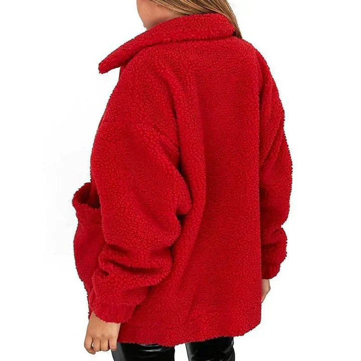 Giacca in pile rosso donna, stile oversize, con tasche laterali. Moda autunno inverno, abbigliamento casual caldo e confortevole.