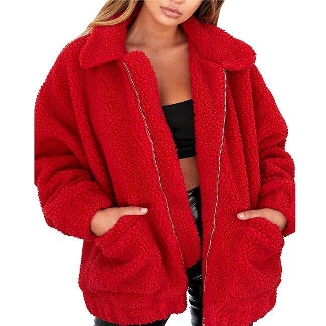 Giacca in pelliccia sintetica rossa da donna, stile oversize, con tasche e zip. Moda autunno inverno, abbigliamento casual caldo e trendy.