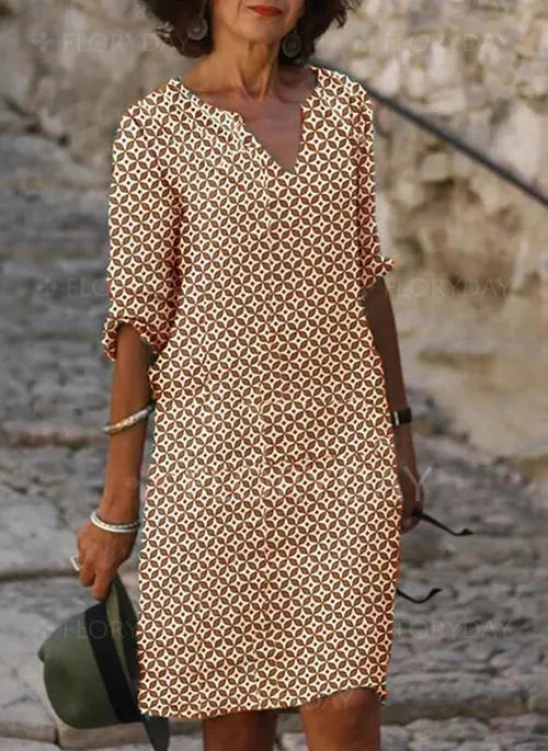 Abito estivo donna a maniche lunghe, motivo geometrico marrone e bianco, scollo a V, perfetto per look casual eleganti.