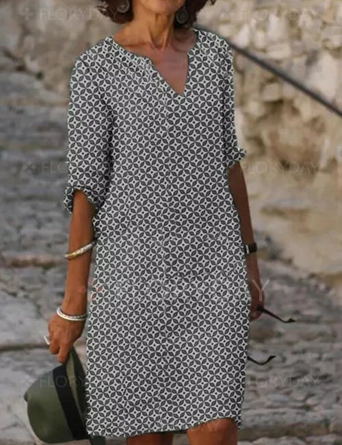 Abito donna estivo a maniche lunghe, motivo geometrico bianco e nero, scollo a V, stile casual, perfetto per moda femminile e abbigliamento quotidiano.