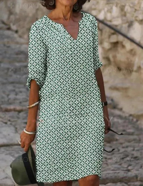 Abito estivo donna verde con motivo geometrico, maniche a tre quarti, scollo a V. Perfetto per look casual e moda estiva.