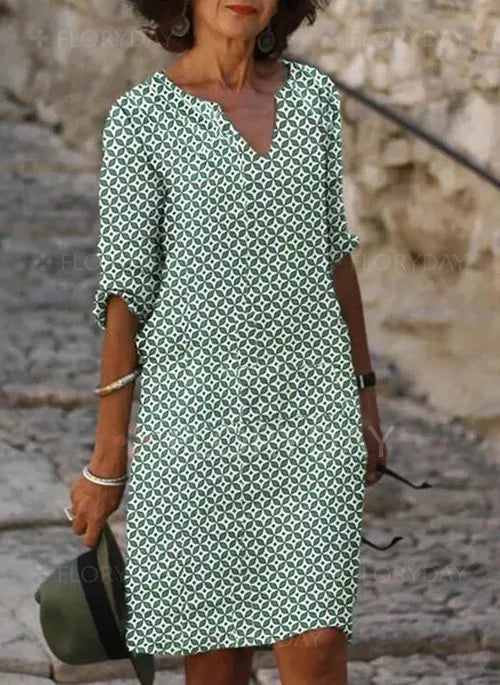 Abito estivo donna verde con motivo geometrico, maniche a tre quarti, scollo a V. Perfetto per look casual e moda estiva.