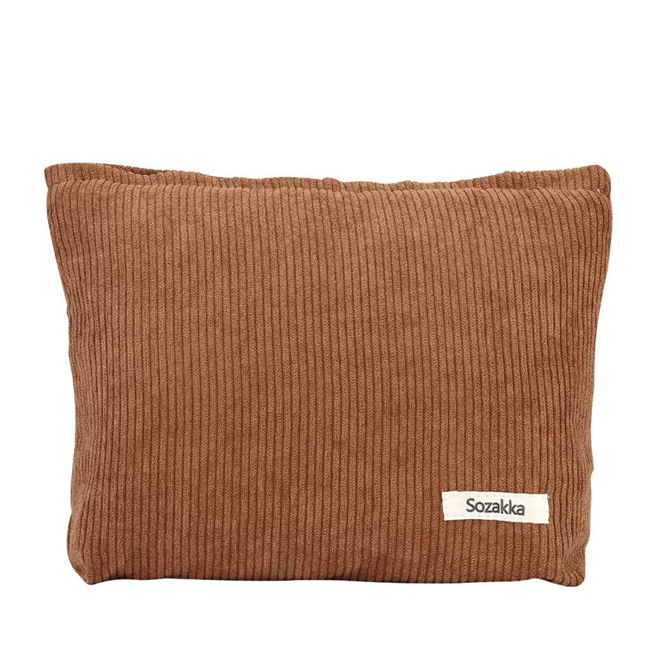 Cuscino rettangolare marrone in velluto a coste, etichetta "Sozakka", design moderno, ideale per arredamento soggiorno o camera da letto.