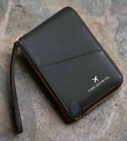 Portafoglio nero in pelle con cerniera, design elegante e compatto, ideale per uomo e donna. Accessorio moda, alta qualità, pratico e resistente.