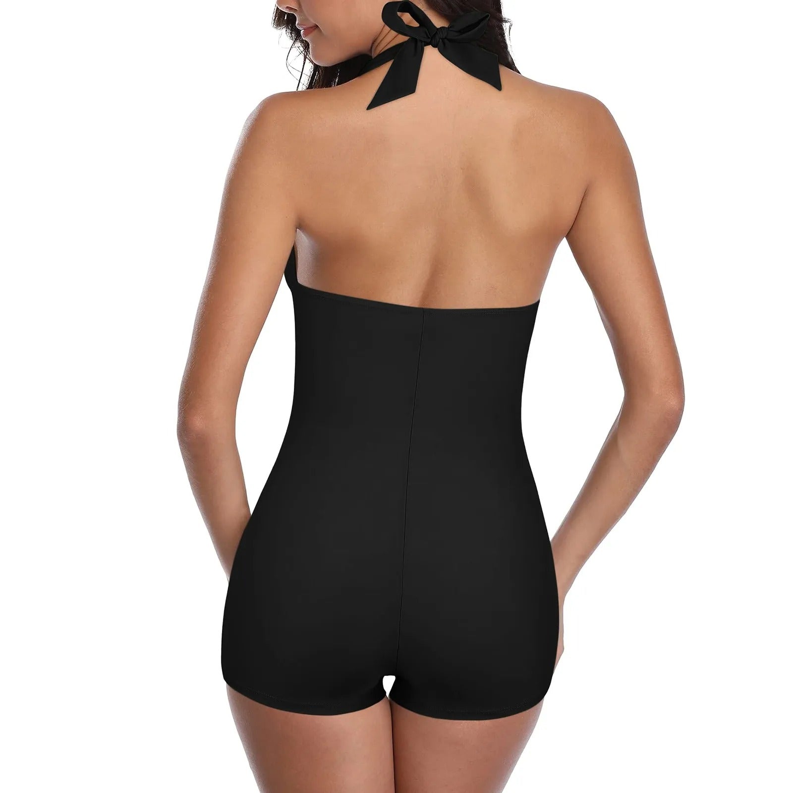 Donna in costume intero nero, schiena scoperta, con laccio al collo. Moda mare elegante, abbigliamento estivo, tendenza costumi da bagno 2023.