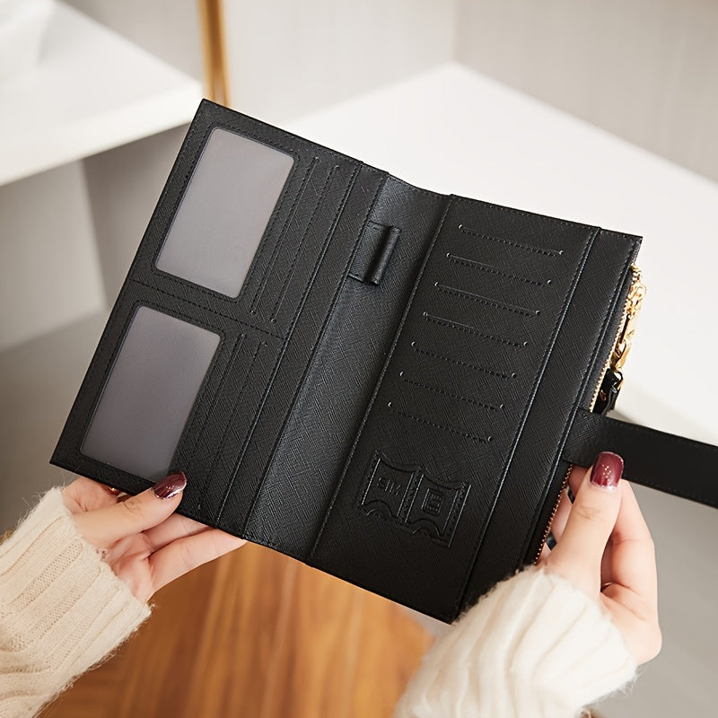 Portafoglio nero in pelle aperto, con scomparti per carte e documenti, tenuto da mani femminili. Design elegante e funzionale per donna.