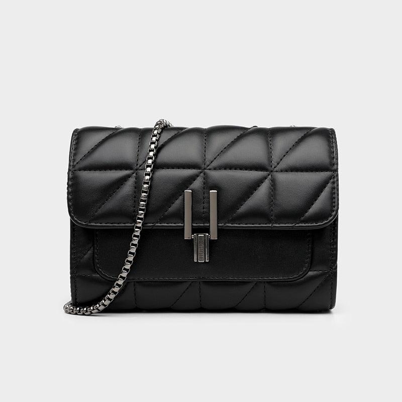 Borsa a tracolla nera in pelle trapuntata con catena argentata, chiusura a scatto, design elegante e moderno. Accessorio moda donna di lusso.