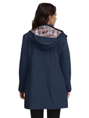 Giacca impermeabile donna blu con cappuccio, fodera a quadri, vista posteriore. Moda autunnale, abbigliamento esterno elegante e funzionale.