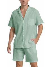 Camicia e pantaloncini da uomo in lino verde menta, stile casual estivo, maniche corte, con tasca frontale, abbigliamento leggero e traspirante.