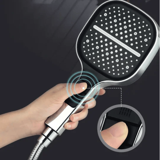 Doccia a mano quadrata nera con ugelli anticalcare, impugnatura ergonomica e pulsante di controllo. Design moderno per bagno elegante.