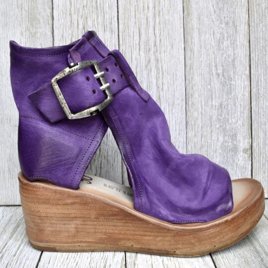 Sandalo donna viola con zeppa in legno, cinturino regolabile e fibbia metallica. Calzatura estiva elegante e moderna.