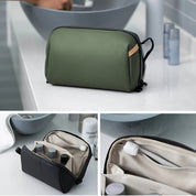 Borsa da toilette verde e nera con scomparti interni, ideale per viaggi. Include flaconi e spazzolino. Design elegante e funzionale per organizzare accessori bagno.