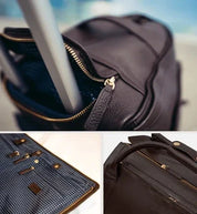 Borsa da viaggio in pelle marrone con cerniera dorata, interno a pois, manici robusti e tasche multiple. Elegante e funzionale per viaggi.