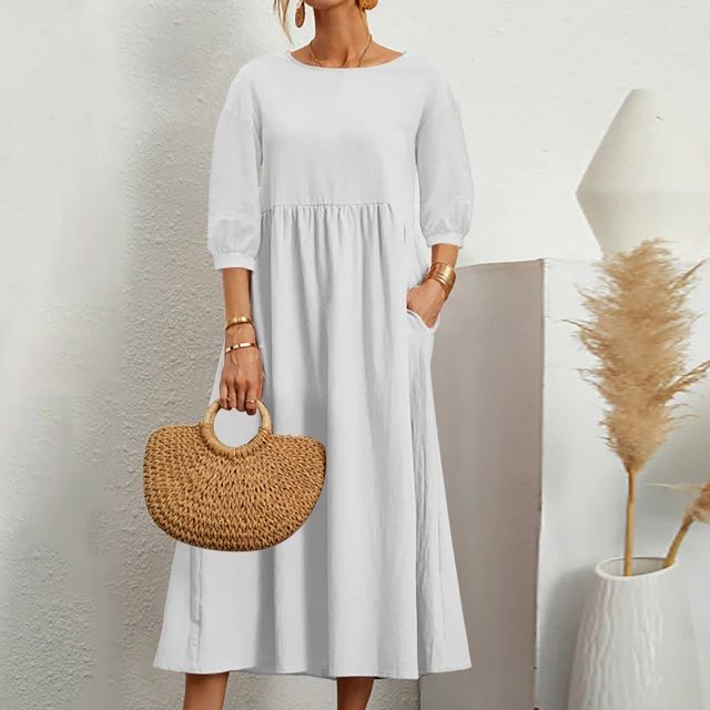 Abito bianco lungo donna con maniche a tre quarti, borsa paglia intrecciata, sfondo minimalista, moda estiva elegante, stile casual chic.