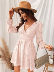 Donna con abito rosa in pizzo, cappello beige, borsa a tracolla, sfondo bianco. Moda femminile elegante, abbigliamento casual chic.