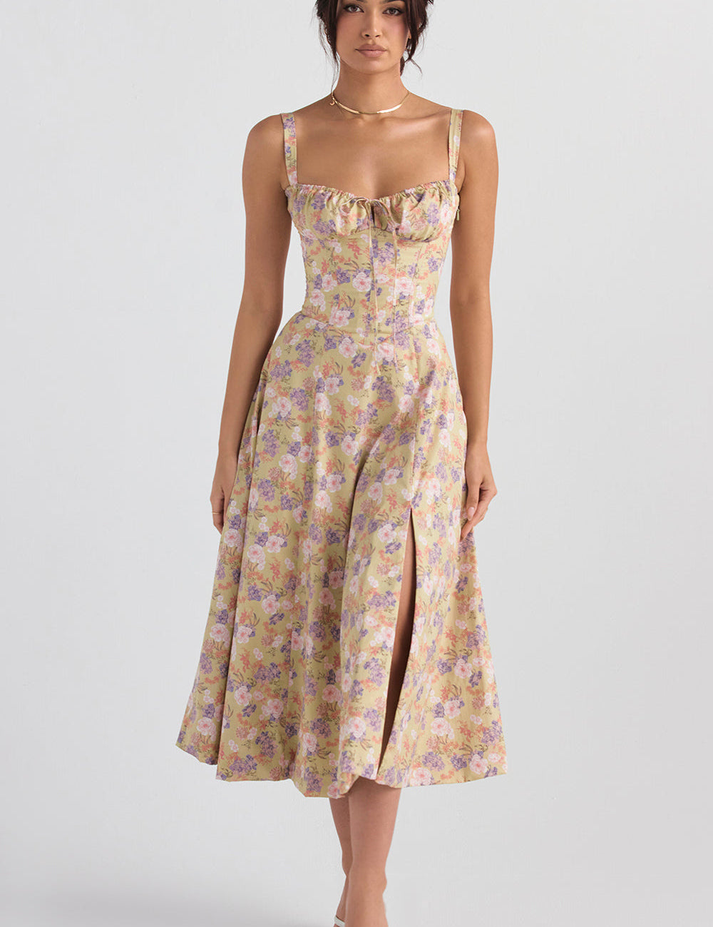 Abito lungo floreale donna, scollatura a cuore, spalline larghe, spacco frontale, colori pastello, perfetto per eventi estivi eleganti.