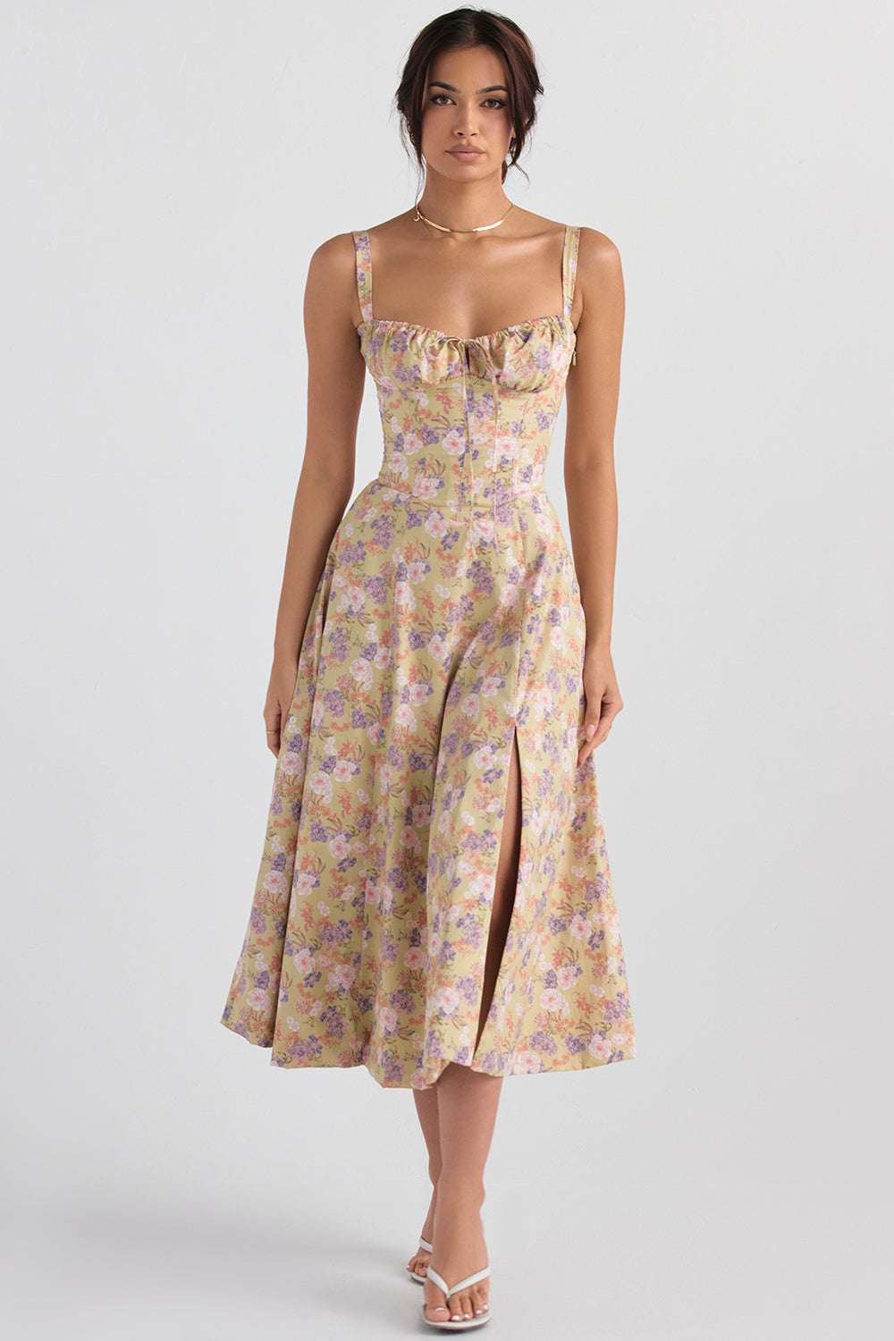 Abito lungo floreale donna, scollatura a cuore, spalline larghe, spacco frontale, colori pastello, perfetto per eventi estivi eleganti.