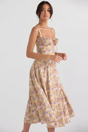 Abito midi floreale donna, senza maniche, con scollo a cuore e gonna svasata. Perfetto per la moda estiva e occasioni casual eleganti.