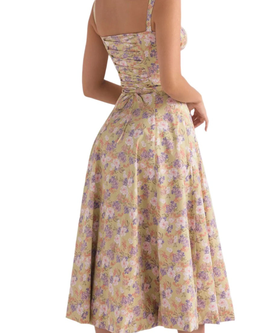 Abito estivo floreale donna, lunghezza midi, senza maniche, scollo quadrato, colore giallo con motivi floreali rosa e viola, stile casual elegante.