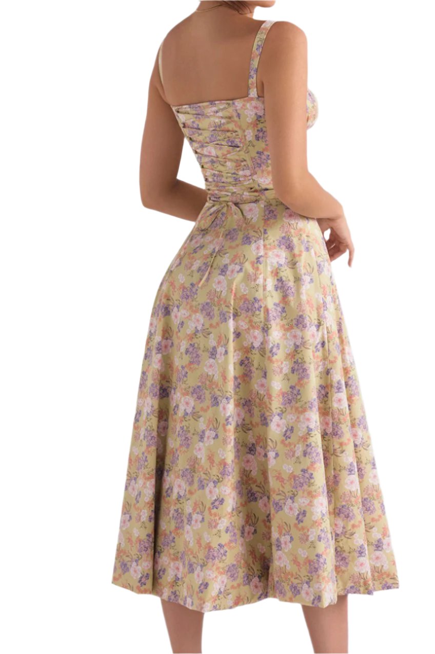 Abito estivo floreale donna, lunghezza midi, senza maniche, scollo quadrato, colore giallo con motivi floreali rosa e viola, stile casual elegante.