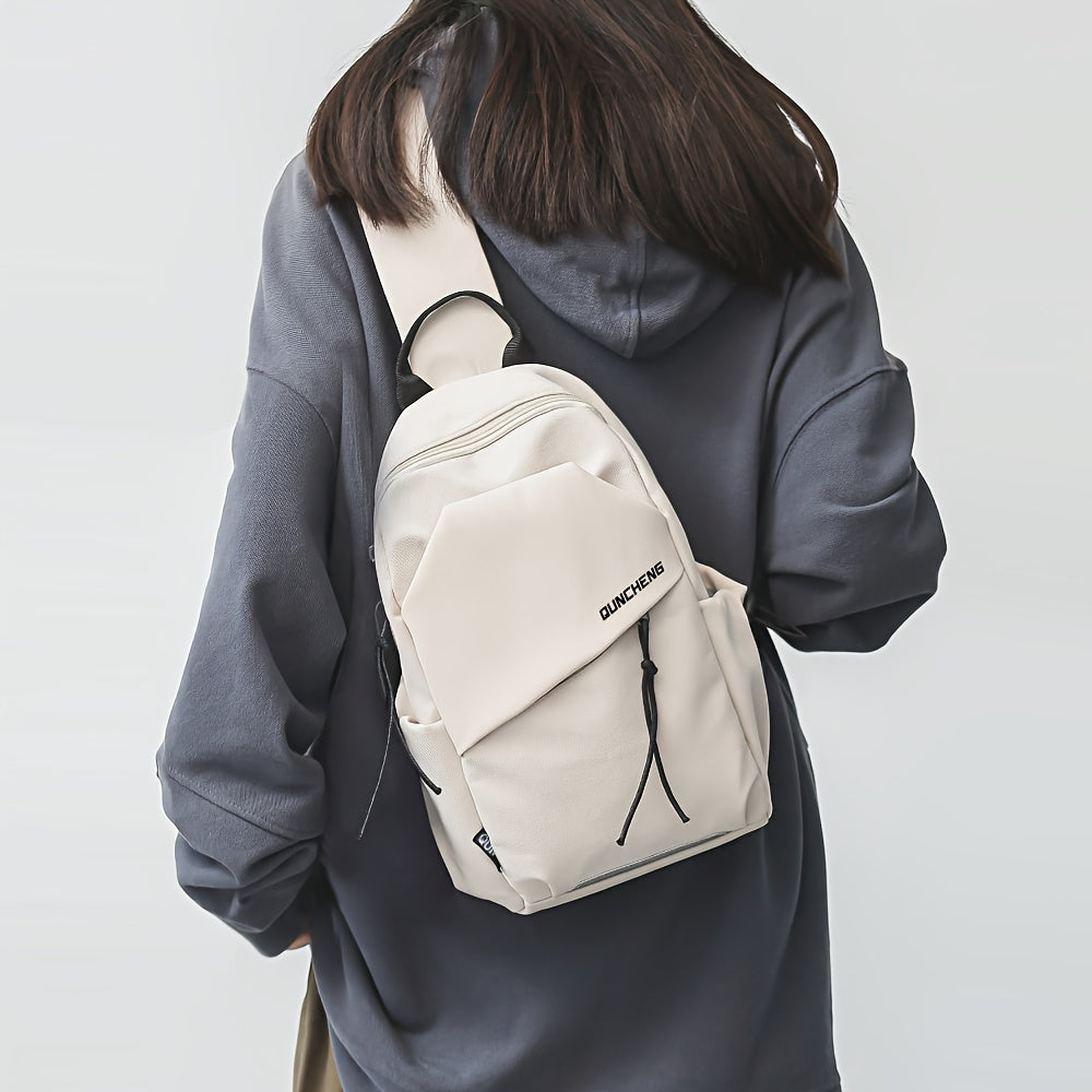 Zaino bianco unisex in tessuto resistente, indossato su felpa grigia. Design moderno, ideale per scuola e viaggio. Tasche multiple, stile casual.