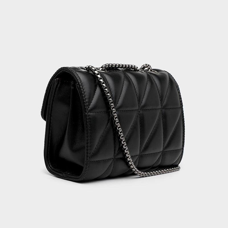 Borsa a tracolla nera in pelle trapuntata con catena argentata, design elegante e moderno, accessorio moda donna, perfetta per ogni occasione.