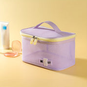 Borsa cosmetica viola con cerniera, manico superiore, su sfondo giallo. Include crema e specchietto. Ideale per organizzare trucchi e accessori.
