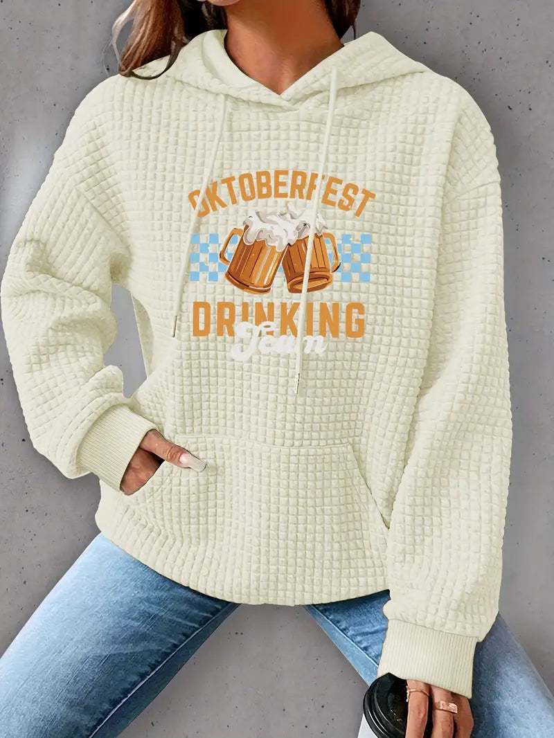 Felpa bianca con cappuccio, motivo "Oktoberfest Drinking Team" e boccali di birra, tessuto a trama waffle, moda casual autunnale.