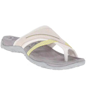 Sandalo infradito da donna in pelle beige con suola antiscivolo grigia, design casual estivo, comfort e stile per passeggiate e spiaggia.