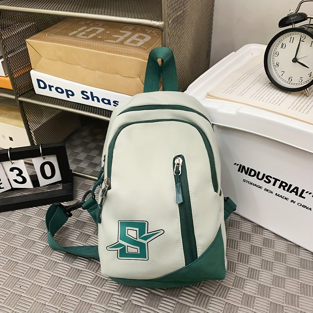 Zaino verde e bianco con logo, su pavimento a scacchi. Orologio e scatola sullo sfondo. Accessorio moda casual, ideale per scuola o viaggio.