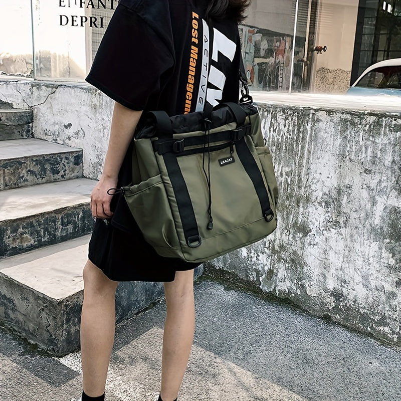 Donna con borsa a tracolla verde militare, design urbano, tasche multiple, stile casual. Perfetta per viaggi e uso quotidiano.