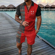 Uomo con tuta estiva rossa e nera a motivi geometrici, su passerella di legno vicino al mare. Moda estiva, abbigliamento casual maschile.