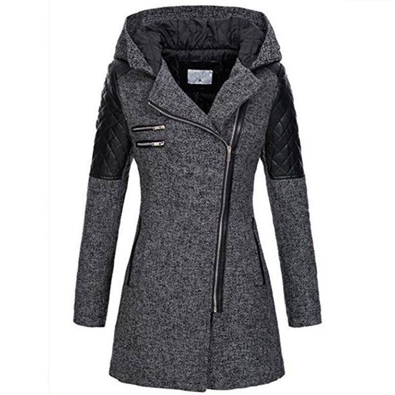 Cappotto invernale donna grigio con cappuccio, zip asimmetrica, dettagli in pelle nera, tasche multiple. Elegante e caldo, ideale per l'inverno.