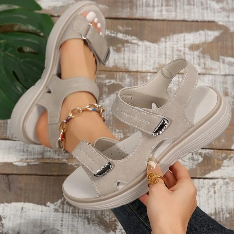 Sandali estivi da donna beige con cinturino regolabile, suola antiscivolo e design confortevole. Ideali per passeggiate e look casual.