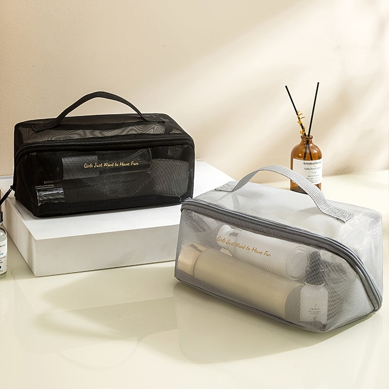 Due beauty case trasparenti su un tavolo, uno nero e uno grigio, contenenti prodotti per la cura personale. Design elegante e pratico per viaggi.
