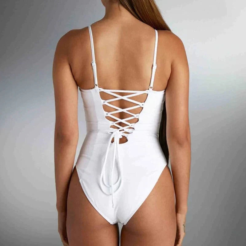 Costume intero bianco da donna con schiena intrecciata, spalline sottili, design elegante. Perfetto per moda mare e piscina.