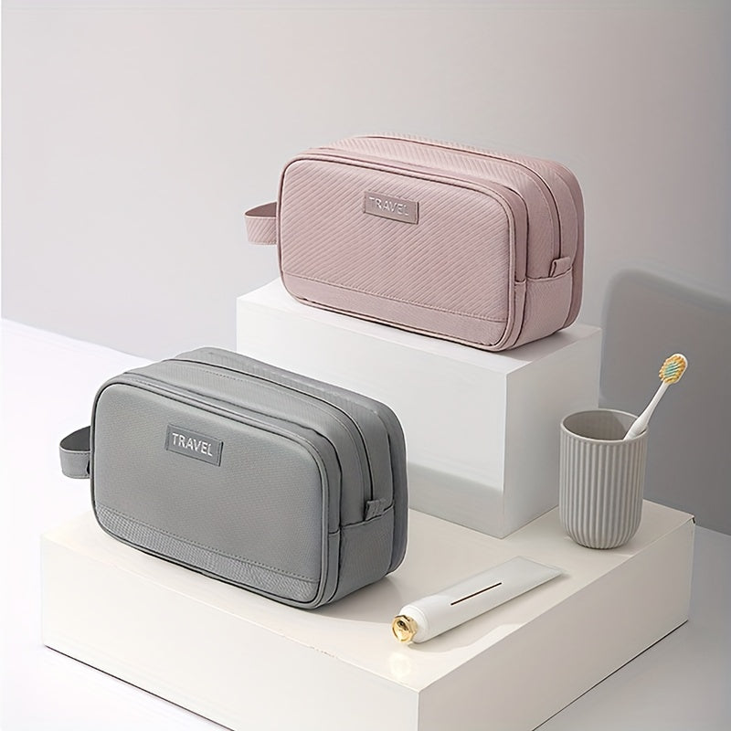 Due beauty case da viaggio in tessuto, uno grigio e uno rosa, su piedistalli bianchi. Include spazzolino e dentifricio. Accessori eleganti e pratici.