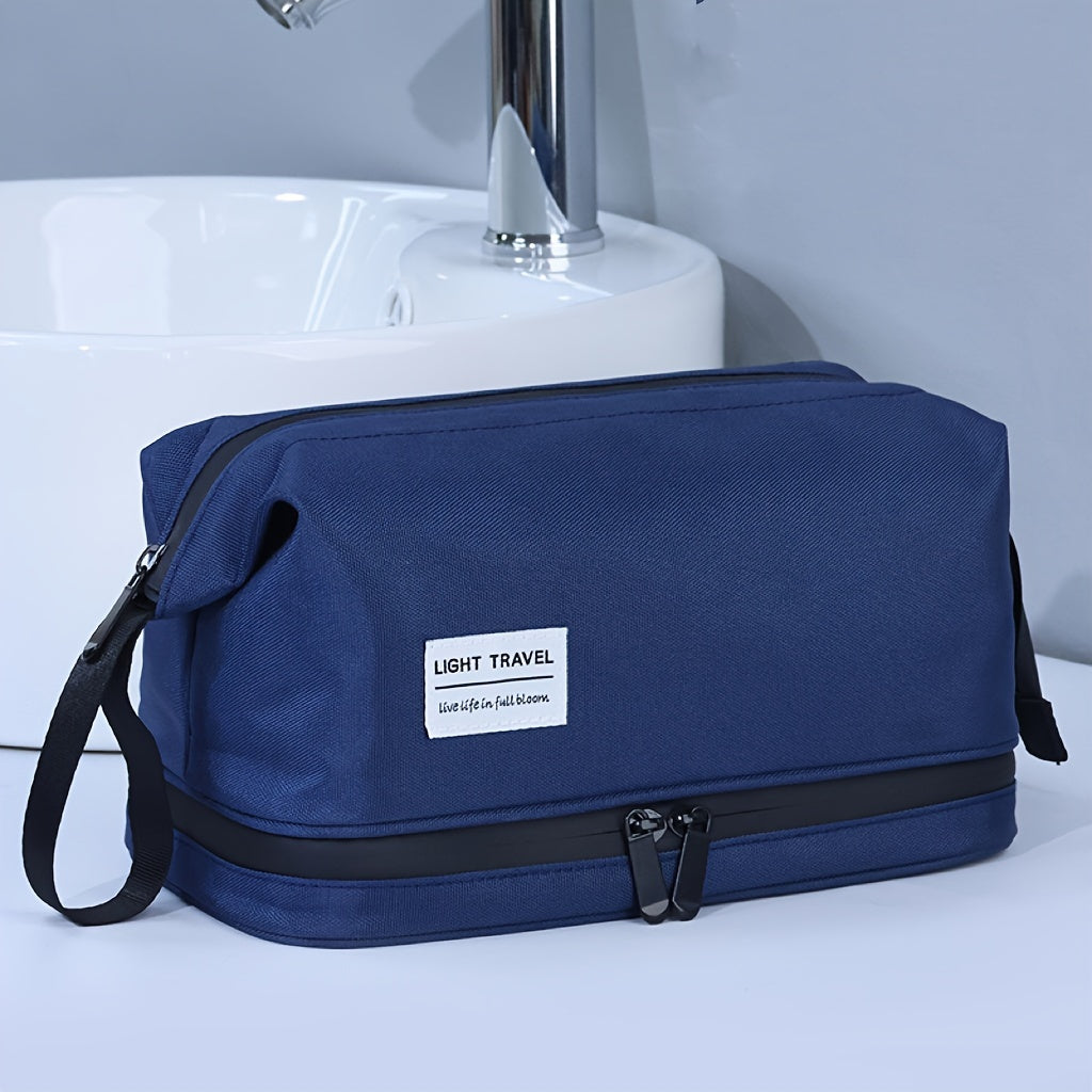 Borsa da toilette blu con cerniera, manico laterale e etichetta "Light Travel", posizionata su un lavandino bianco. Accessorio da viaggio elegante.