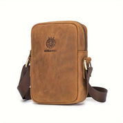 Borsa a tracolla in pelle marrone, design compatto, con cerniera e logo inciso. Ideale per uomo, stile casual ed elegante.