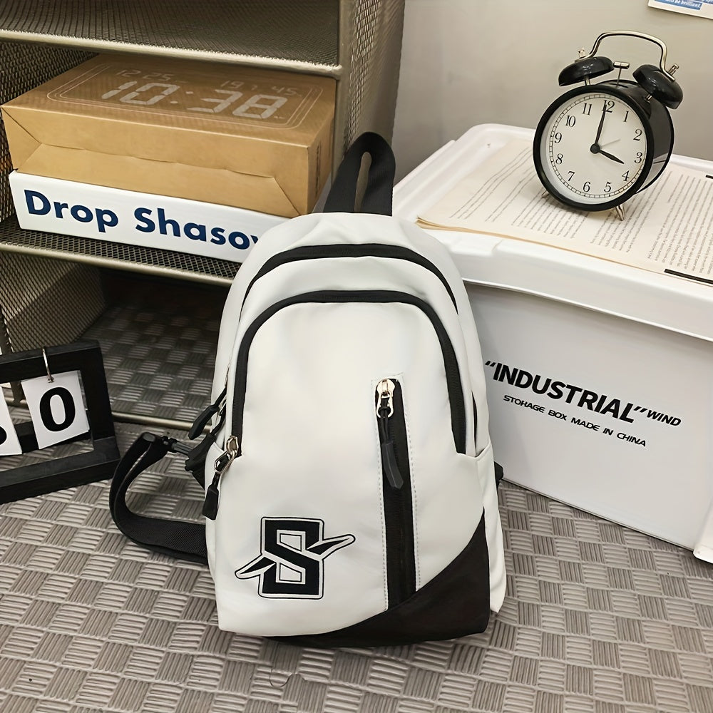 Zaino bianco e nero con logo "S", tasche multiple, su pavimento a scacchi. Orologio vintage e scatola industriale sullo sfondo.