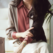 Camicia donna in seta bicolore, maniche lunghe, design elegante, colori rosa e marrone, perfetta per moda autunnale, abbigliamento casual chic.