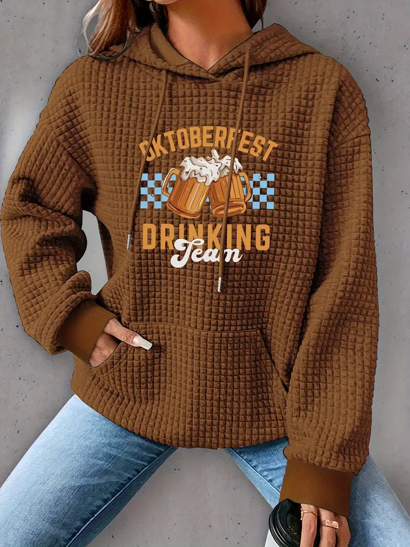 Felpa marrone con cappuccio, motivo "Oktoberfest Drinking Team", design a quadri, tasca frontale, stile casual, perfetta per eventi autunnali.
