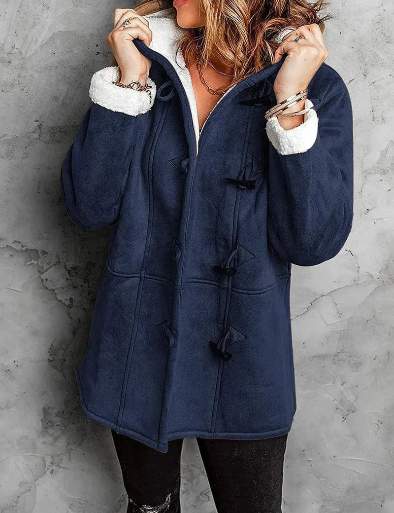Giacca invernale donna blu scuro con cappuccio, chiusura a bottoni, fodera in pelliccia sintetica bianca, stile casual elegante.