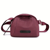 Borsa a tracolla in nylon bordeaux, design compatto, chiusura con zip, cinturino regolabile, ideale per moda donna e accessori eleganti.