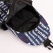 Zaino sportivo blu con scritte bianche, tasca principale aperta, design moderno, ideale per viaggi e attività all'aperto.