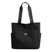 Borsa tote nera in tessuto, design elegante con manici lunghi, tasche laterali e chiusura con logo. Accessorio moda donna, capiente e versatile.