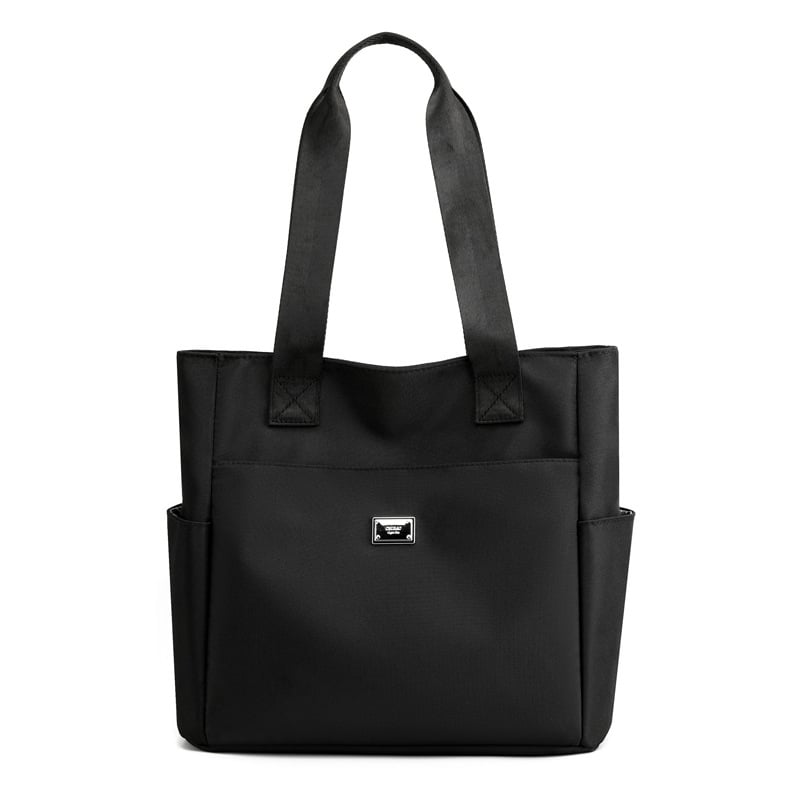 Borsa tote nera in tessuto, design elegante con manici lunghi, tasche laterali e chiusura con logo. Accessorio moda donna, capiente e versatile.