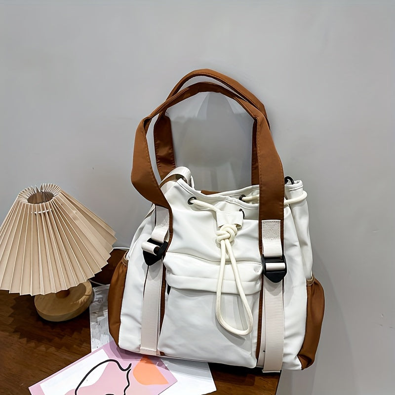 Zaino in pelle bianca e marrone con chiusura a cordoncino, design moderno. Accessorio moda donna, ideale per shopping e viaggi.